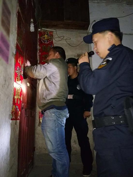 玉溪粗心妈妈误将幼女锁家中 民警全城寻开锁师傅开门