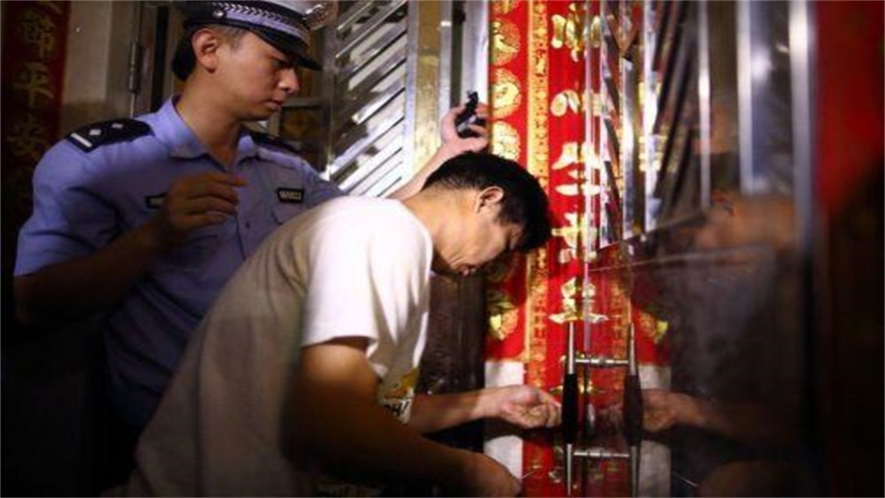 玉溪请开锁师傅开了锁后，师傅为什么一般都不进门，就算主人请也不进去？